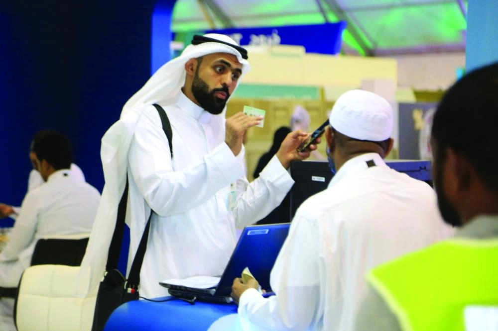 زوار يستمعون لشرح بالمعرض (مكة) 