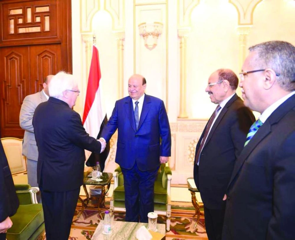 هادي مع المبعوث الأممي (مكة)