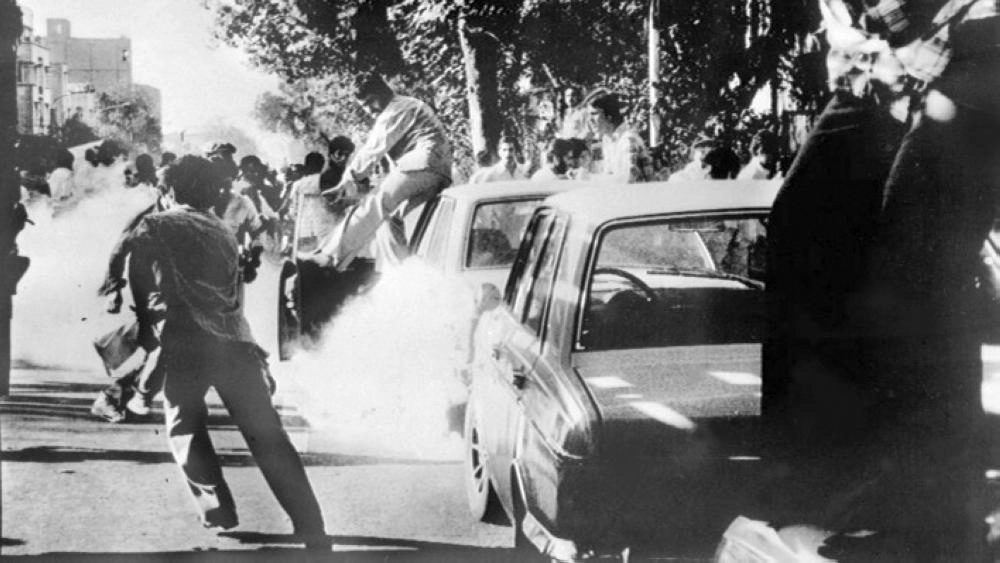 






جانب من المظاهرات الإيرانية في 1978                                (The Week )