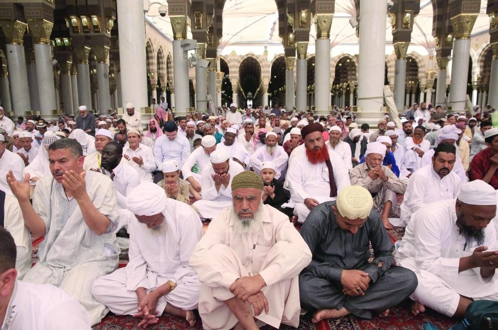 من صلاة الجمعة في المسجد النبوي (واس)