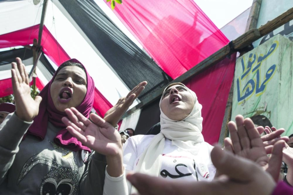 النساء تحتفل امام اللجان الانتخابية في مصر (د ب أ)