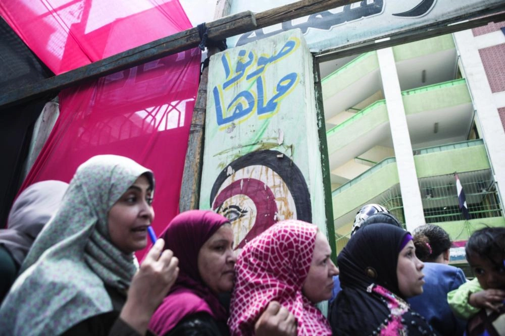 



النساء تصطف أمام اللجان