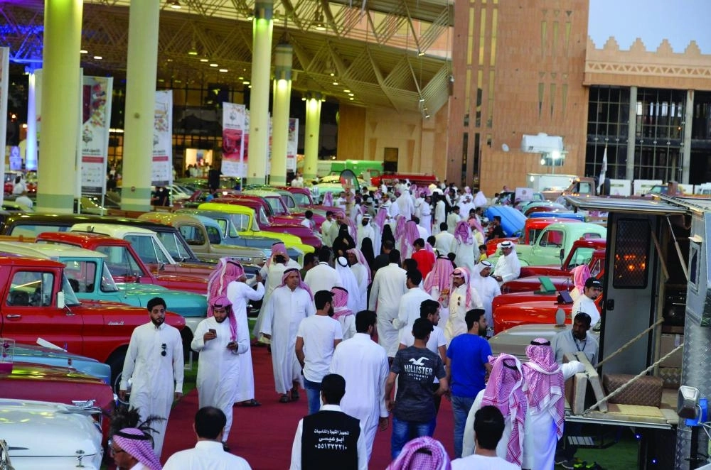 



زوار بمهرجان القصيم للسيارات التراثية والكلاسيكية                                              (واس)