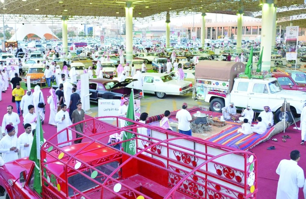 زوار بمهرجان القصيم للسيارات التراثية والكلاسيكية (واس) 