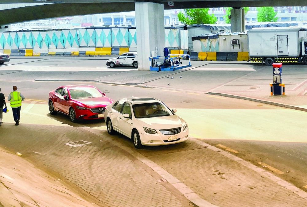 أرصفة لمواقف ذكية بأحد شوارع العاصمة المقدسة   (أنس الحارثي) 