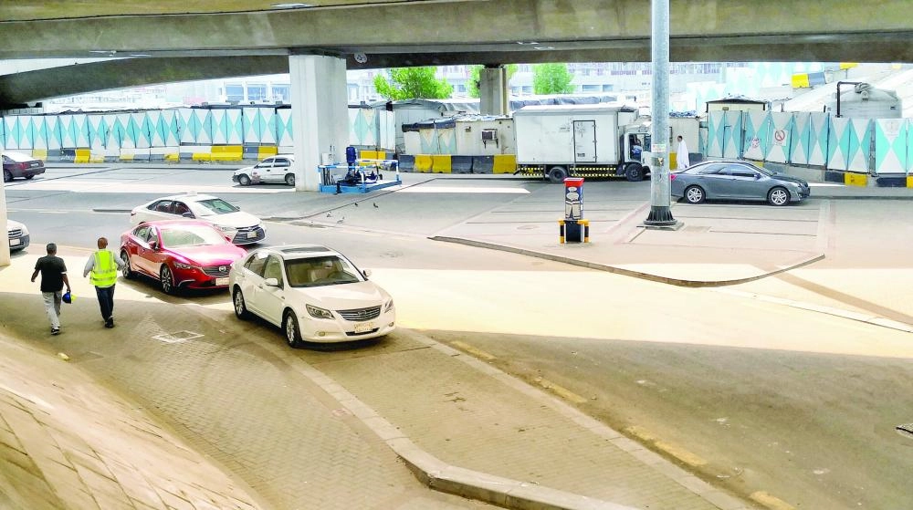 أرصفة لمواقف ذكية بأحد شوارع العاصمة المقدسة   (أنس الحارثي) 