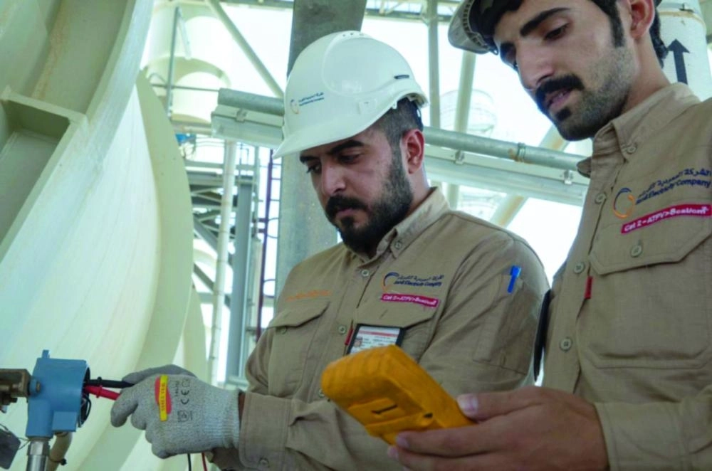 مهندسان يعملان في أحد مشاريع شركة الكهرباء