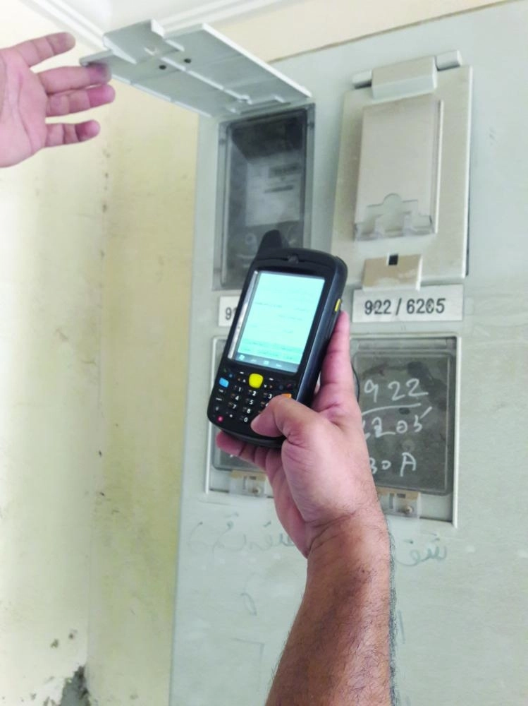 فني كهرباء أثناء أخذ قراءة العداد (مكة)