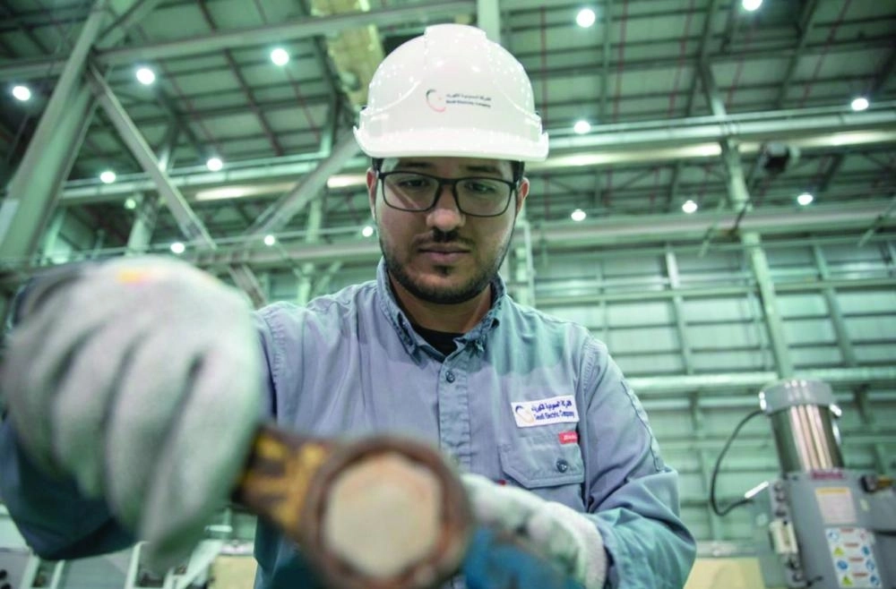 مهندس يعمل في إحدى محطات الشركة