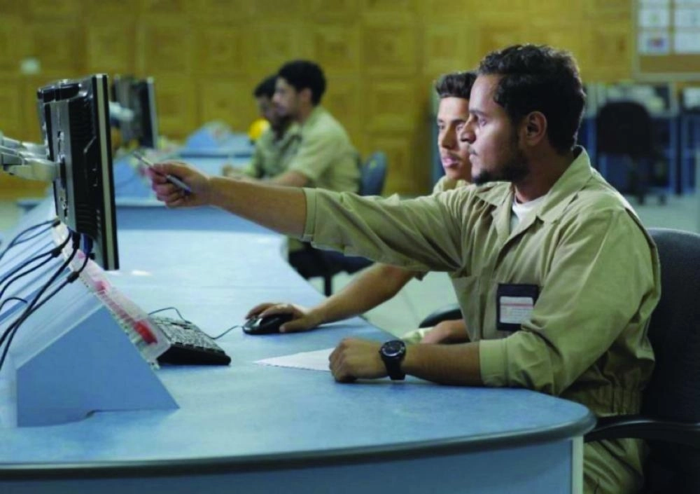 






شباب سعودي أثناء متابعة أعمال الشركة