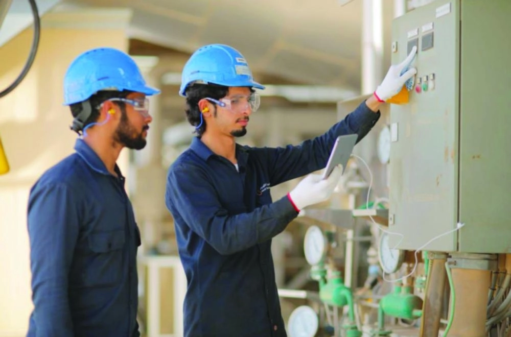 






فنيون يتابعون أعمالهم في مشروع تابع للشركة