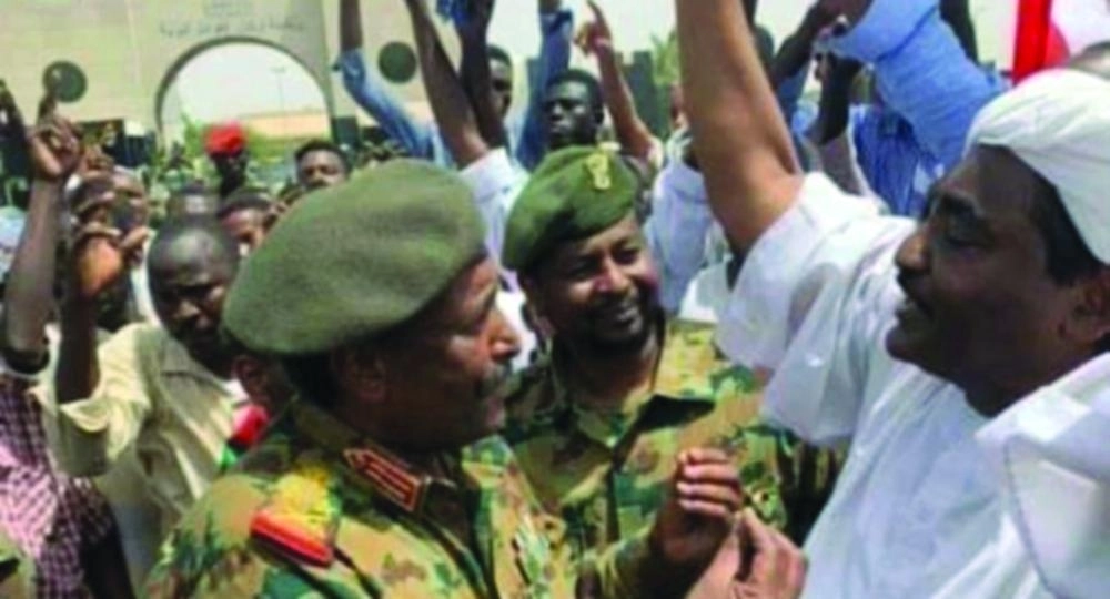 رئيس المجلس العسكري في حوار مع الشارع (مكة)