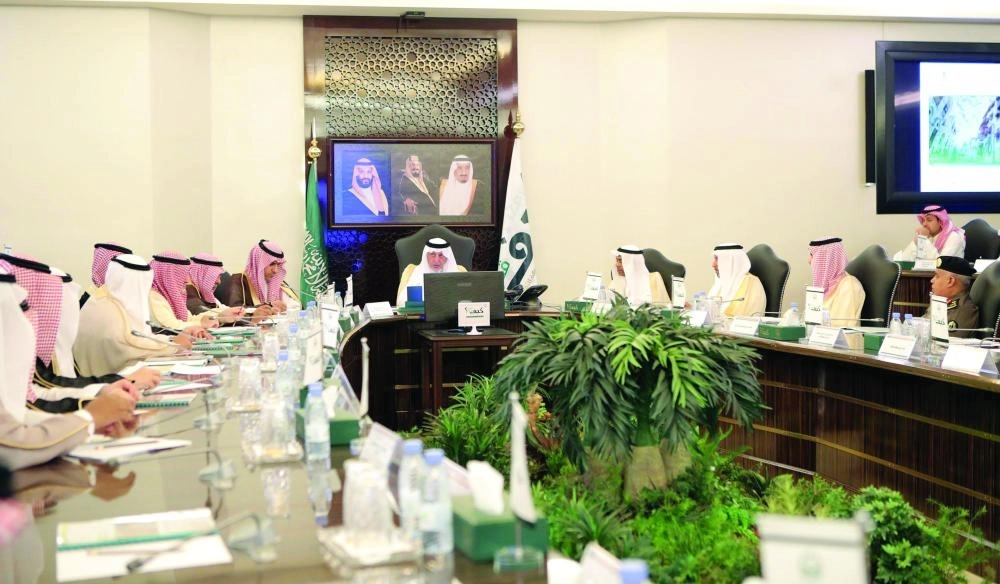 خالد الفيصل مترئسا الاجتماع                                                           (مكة) 