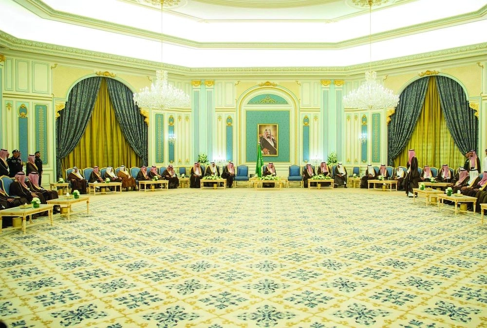 






 الملك سلمان لدى استقباله أمناء المناطق وكبار مسؤولي الشؤون البلدية والقروية في قصر اليمامة بالرياض أمس                                                                                                    (واس) 