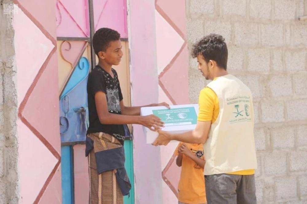 






فريق مركز الملك سلمان يوزع المساعدات الغذائية            (واس)