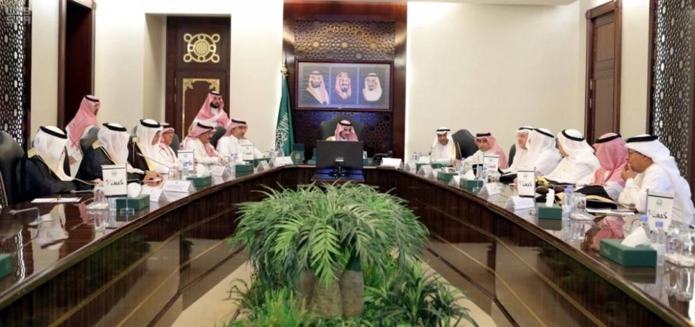 نائب أمير مكة لدى ترؤسه الاجتماع