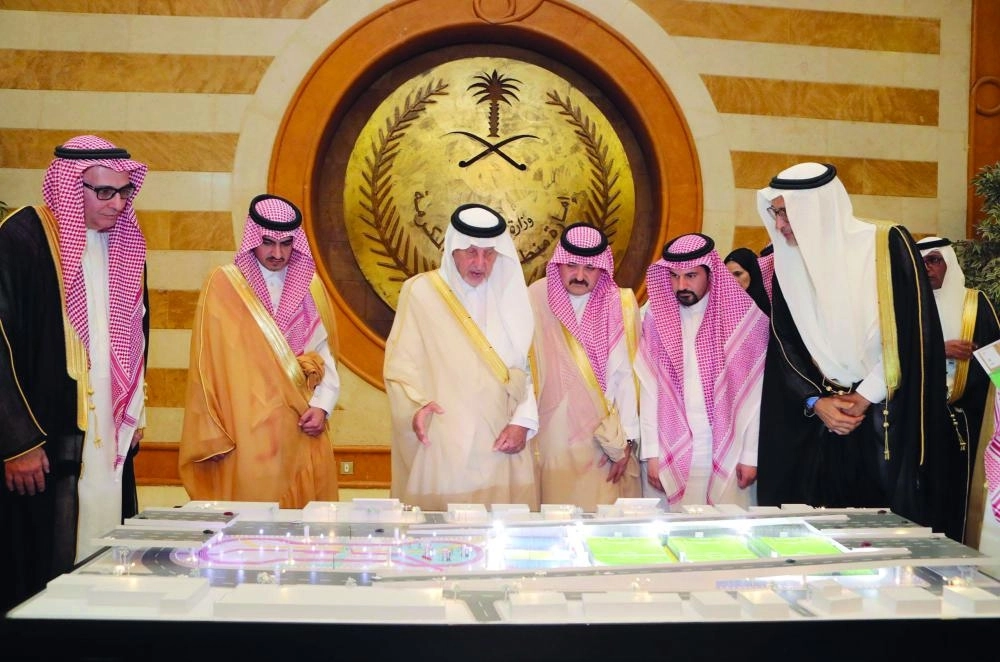 






خالد الفيصل في لقطة جماعية عقب التدشين                                                             (واس)