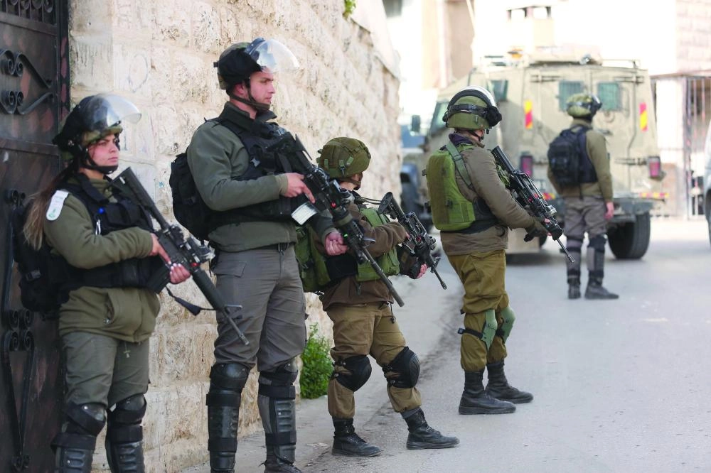 






.. وجنود إسرائيليون خارج المنزل