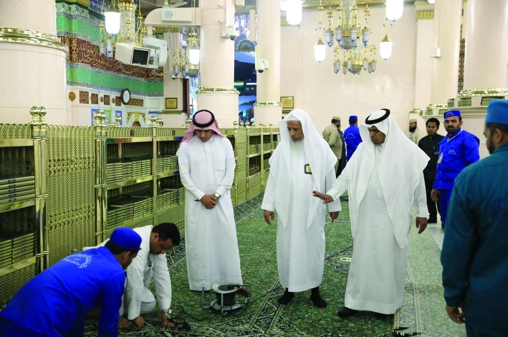 



مسؤولون يشرفون على فرش السجاد                 (واس)