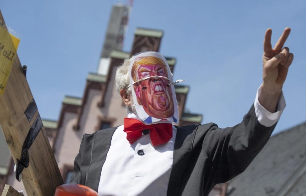 






رجل يرتدي قناعا للرئيس دونالد ترمب