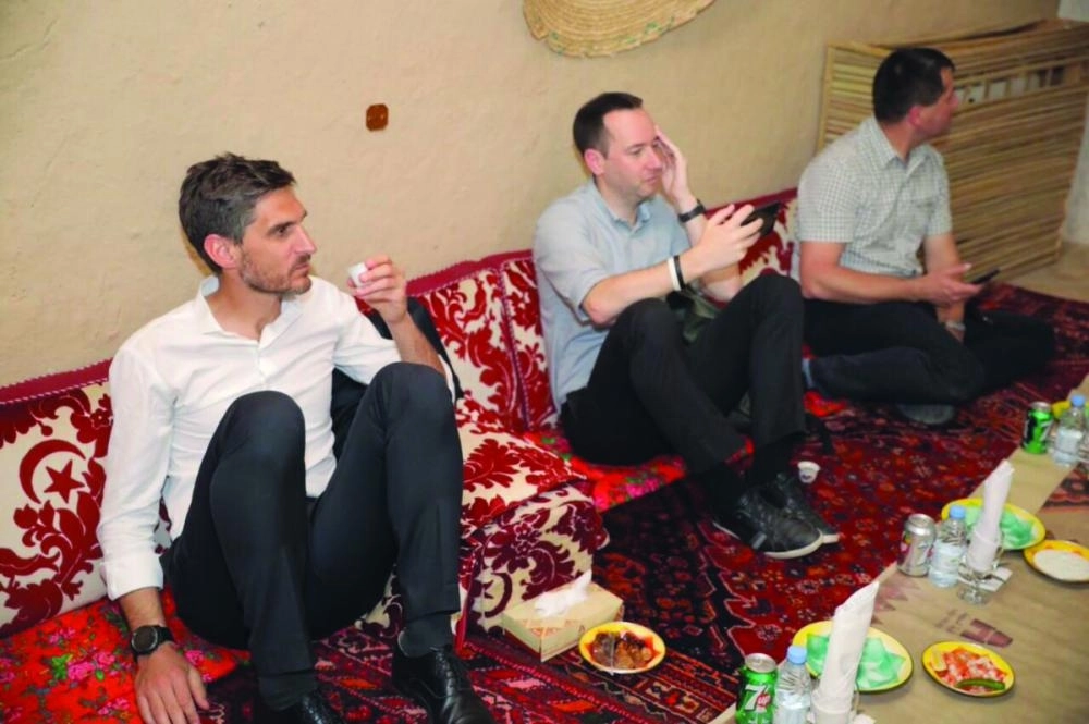 






أبطال السيارات يتناولون القهوة العربية