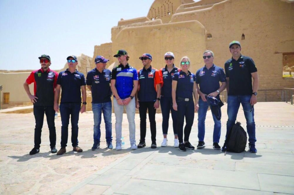 الأبطال أمام قصر المصمك