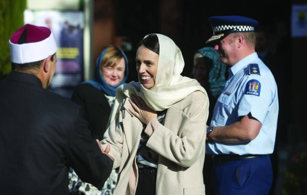 رئيسة وزراء نيوزيلندا مع إمام مسجد النور (د ب أ)