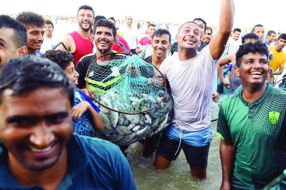 






مشاركون خلال انطلاق مهرجان الحريد أمس    (واس)