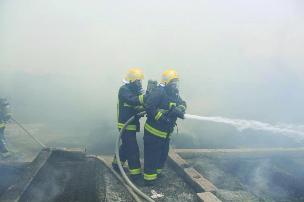 






رجلا إطفاء يباشران إخماد الحريق (مكة)