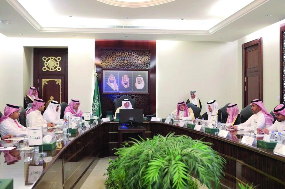 






خالد الفيصل مترئسا الاجتماع                                     (مكة)