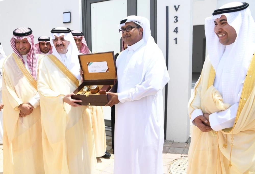 






.. وخلال تسليم أحد المواطنين وحدته                (إمارة الشرقية)