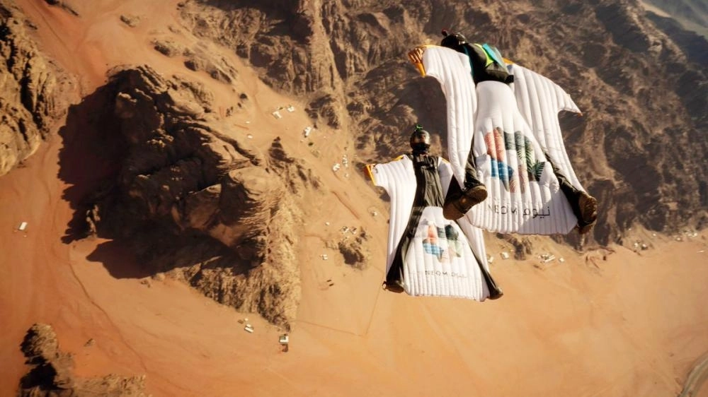 






 جوليان وياسمين القحطاني في رحلة طيران بالبدلة المجنحة                                                                                 (مكة)