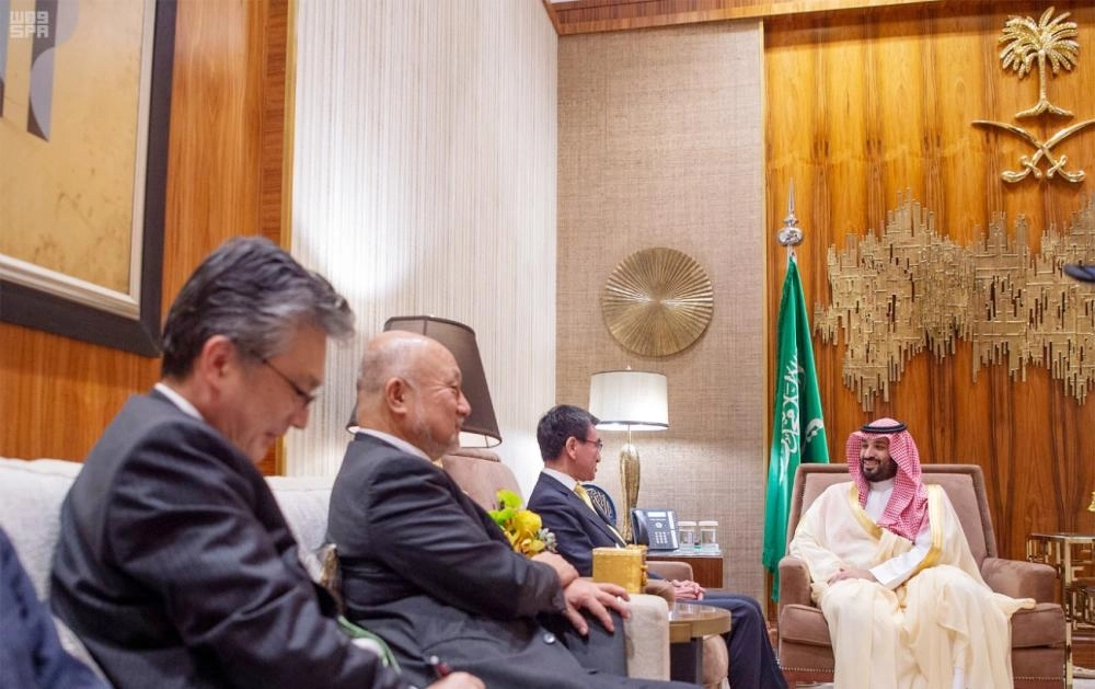 






الأمير محمد بن سلمان لدى لقائه تارو كونو أمس الأول                                     (واس)