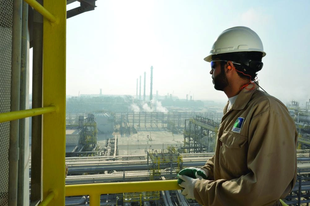 



أحد مهندسي أرامكو خلال عمله في معمل واسط                                                                  (أرامكو)