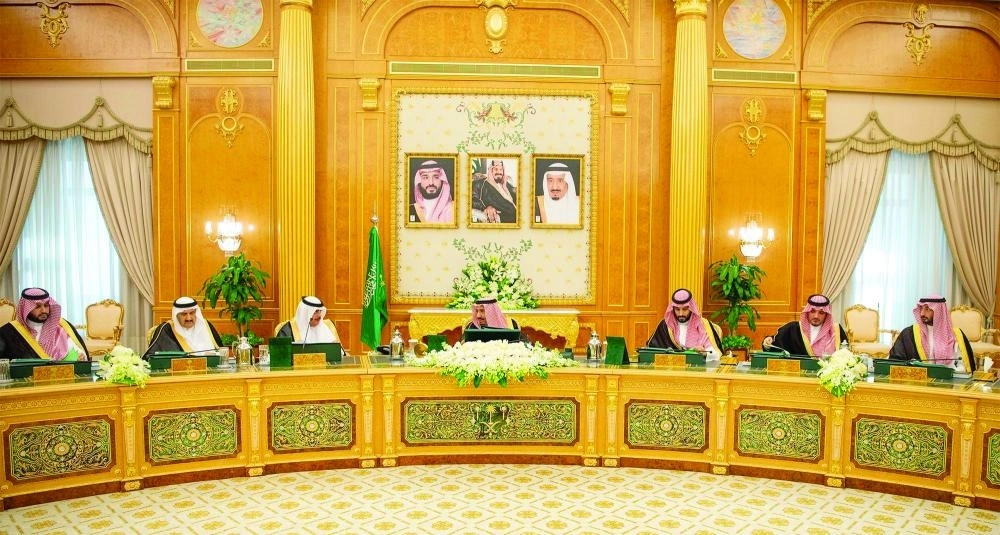 






الملك سلمان لدى ترؤسه جلسة مجلس الوزراء في قصر اليمامة بالرياض أمس                                                                                                                                   (واس) 