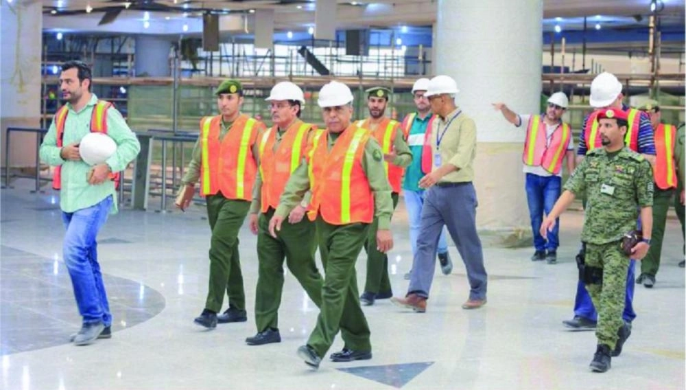 سليمان اليحيى متفقدا صالات الجوازات في مطار الملك عبدالعزيز بجدة (مكة)