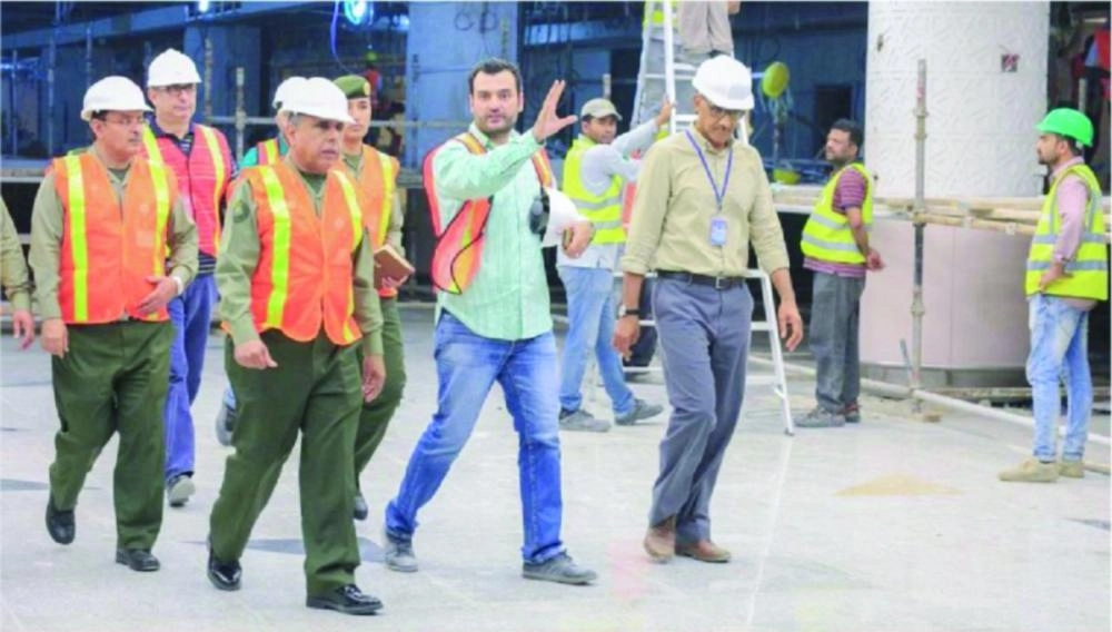 






سليمان اليحيى متفقدا صالات الجوازات في مطار جدة      (مكة)