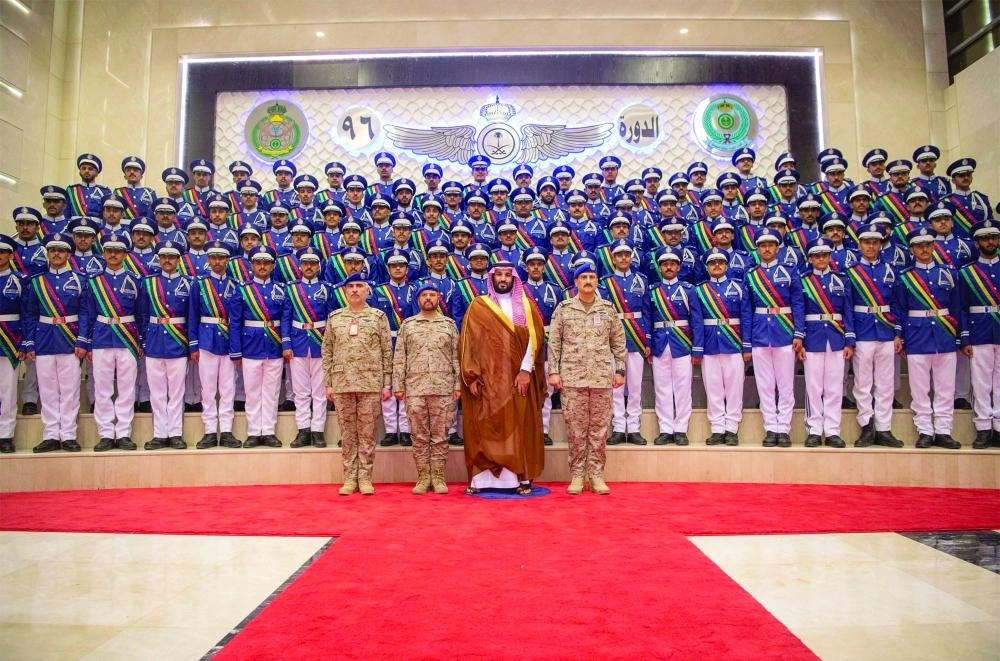 الأمير محمد بن سلمان متوسطا الخريجين من طلبة كلية الملك فيصل الجوية   (واس)