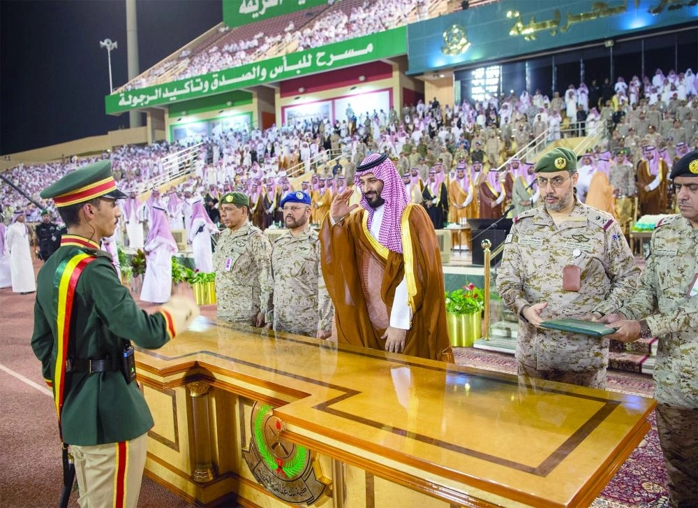 الأمير محمد بن سلمان محييا أحد خريجي كلية الملك عبدالعزيز الحربية (واس)