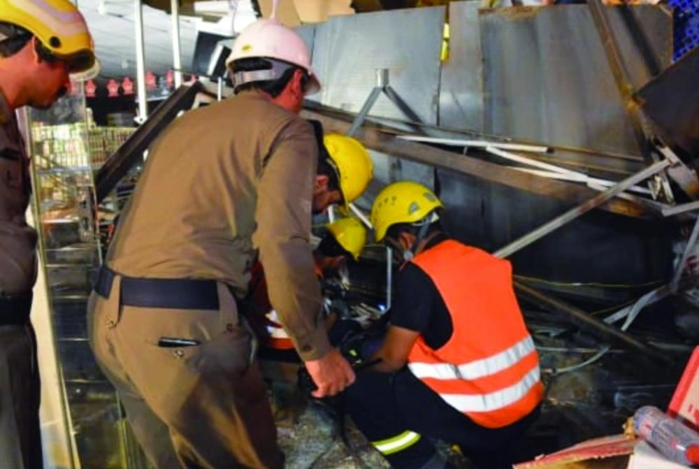 






فرق الدفاع المدني تباشر الحادث                                     (مكة)