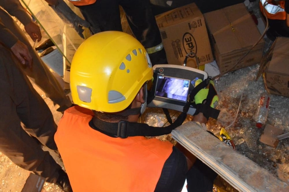 فرق الدفاع المدني تباشر الحادث (مكة) 