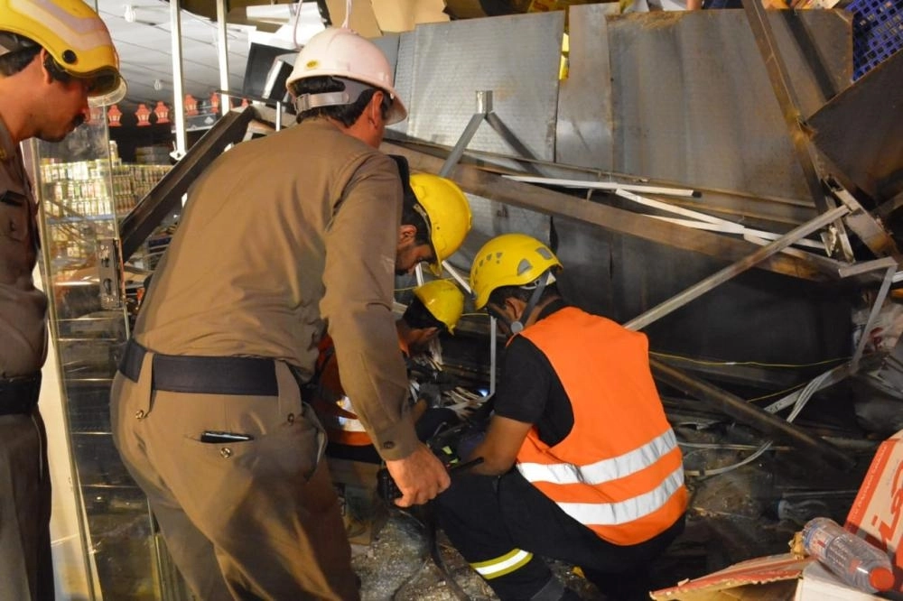 فرق الدفاع المدني تباشر الحادث (مكة) 