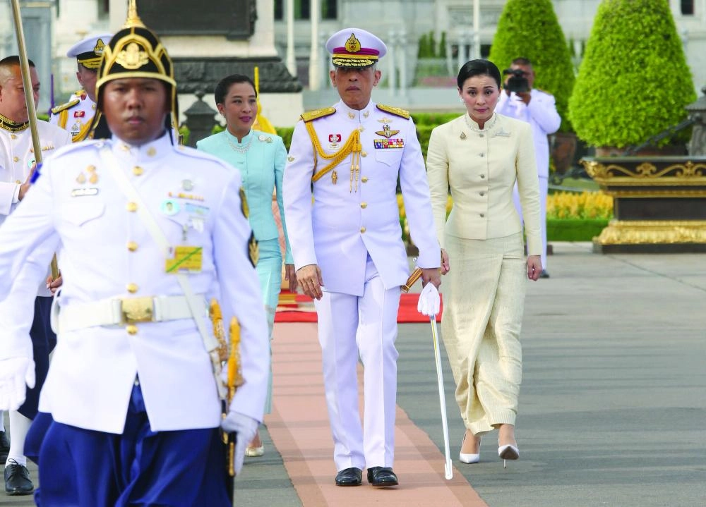 



ملك تايلاند وابنته خلال حفل التتويج                  (د ب أ)