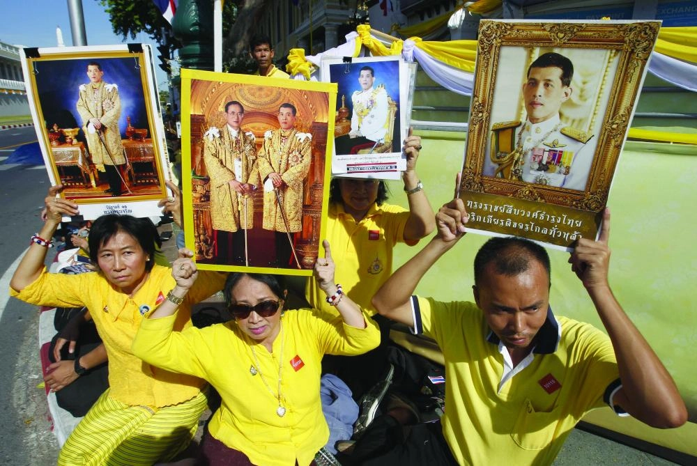 مواطنون يرفعون صور الملك خلال حفل تتويجه (د ب أ)