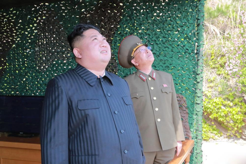 كيم جونغ أون يراقب إطلاق صواريخ باتجاه بحر اليابان (د ب أ)