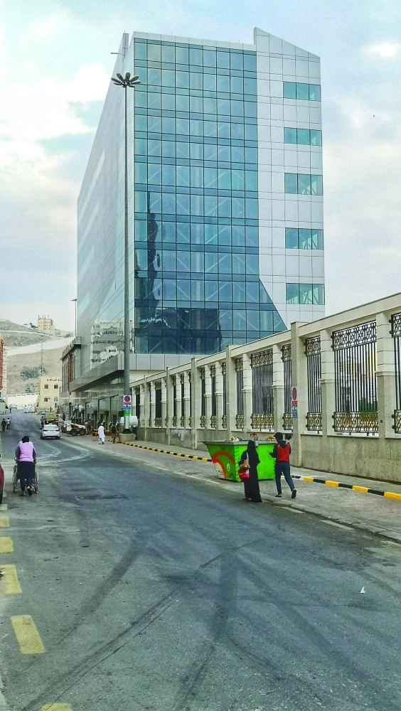 






المبنى الذي يضم المواقف        (أنس الحارثي)