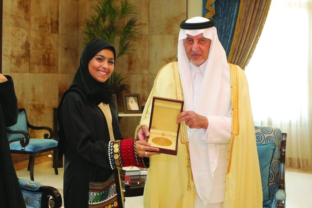 






خالد الفيصل مكرما إحدى الطالبات                           (مكة)