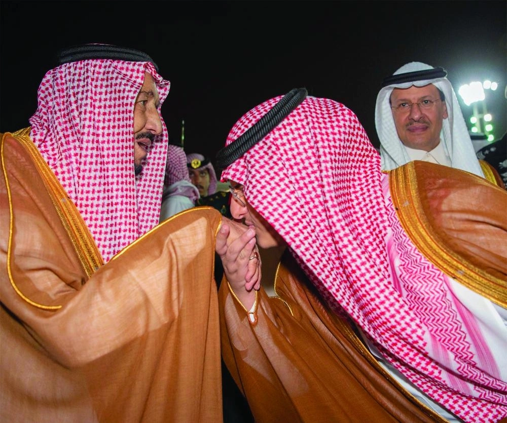 .. ويصافح مستقبليه