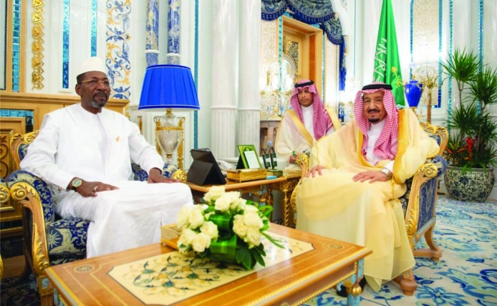 الملك سلمان خلال استقباله الحسن بالا بجدة أمس                                  (واس)