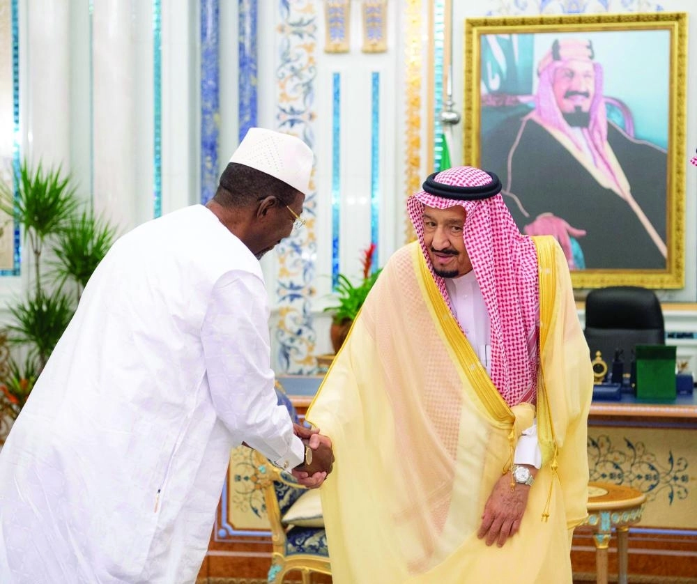 الملك سلمان خلال استقباله الحسن بالا بجدة أمس                                  (واس)